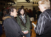 Annika Würtz (l.) und Emira Shehabi (beide 19) vom Beruflichen Gymnasium Biotechnologie in Böhlen befragen Professor Petra Radehaus zur Zulassung im Bachelorstudiengang Biotechnologie/Bioinformatik. Für Annika ist die Mittweidaer Kombination von Biotechnologie mit Informatik genau das Richtige.