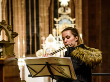 Kalte Kirche, wärmende Klänge: Svenja von Lowtzow begleitet die Orgel an der Querflöte.