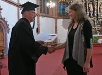Professor Michael Hösel übergibt den Weitzel-Preis an Debora Majunke . 