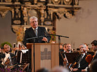 Prof. Dr. Lothar Otto übergab dem neuen Rektor feierlich die Amtskette. Foto: André Wirsig
