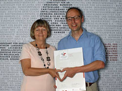 Kanzlerin Sylvia Bäßler und Prof. Röbbe Wünschiers in Berlin mit dem Zertifikat