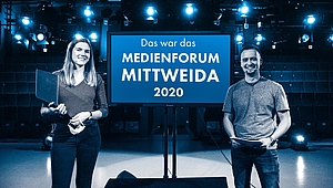 Moderation des Medienforum Mittweida vor leerem Studio aber nicht ohne Zuschauer.