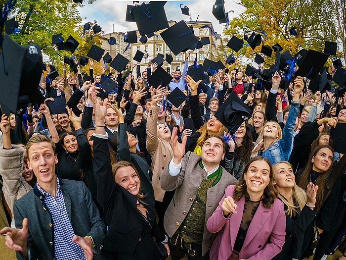 Haben die Hochschule hinter sich. Mittweidaer Absolventinnen und Absolventen des Sommersemesters 2019 auf dem Technikumplatz nach ihrer feierlichen Exmatrikulation. (Foto: André Wirsig)