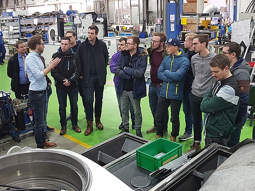 Matthias Großer, Leiter mechanische Projektkonstruktion bei Niles-Simmons, zeigt der Studenten-Gruppe aus Mittweida die Besonderheiten der 5-Achs-Fräsbearbeitungszentren.