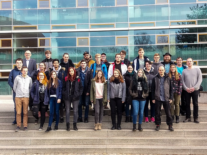 Auf den Stufen des Studienerfolgs: Teilnehmerinnen und Teilnehmer der Winter-School an der Hochschule Mittweida mit dem Team des Projekts MINT-KOMPASS um Professor Uwe Schneider (hinten links).