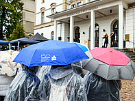 Mund-Nasen-Schutz: ja; Regenschutz: ja; Ohrenschutz nein: Das Duo Janna begleitet die Immatrikulationsfeier.