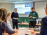 Keine Angst vor Qualität: Ester Schulze und Claudia Minet (v.l.) erabeiten im Workshop, wie man &quot;Auf dem Weg zur Systemakkreditierung&quot; ...