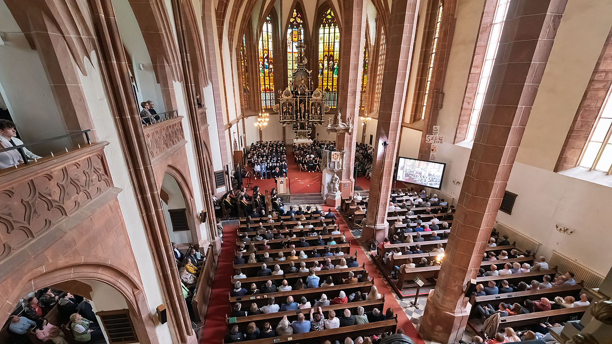 Blick von oben ins Kirchenschiff und den Altarraum