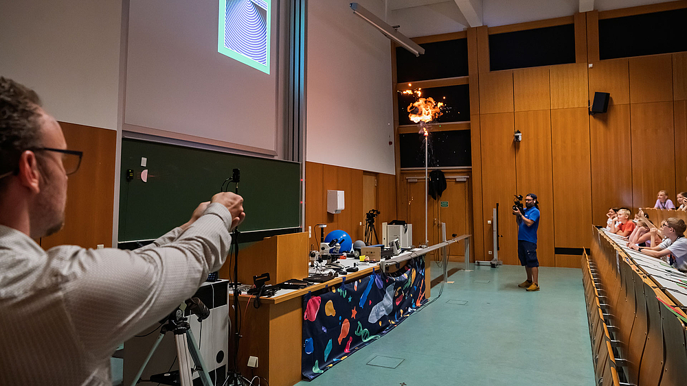 Gleiche Perspektive wir im Bild zuvor. Nur zeigt das Foto den Feuerball des gerade platzenden Ballons.