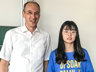 Prfessor Alexander Lampe mit der chinesischen Studentin Lou Weiqing, deren Entwurf für ein Neuronales Netz die höchste Detektionrate erzielte.