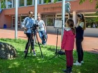 &quot;Was hat Dir besonders gefallen heute?&quot; Medienstudentinnen interviewen eine KinderUni-Studentin für ein Video über die Vorlesung