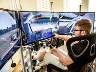 Noch ein Renner: Dennis auf dem Motion-Simulator.