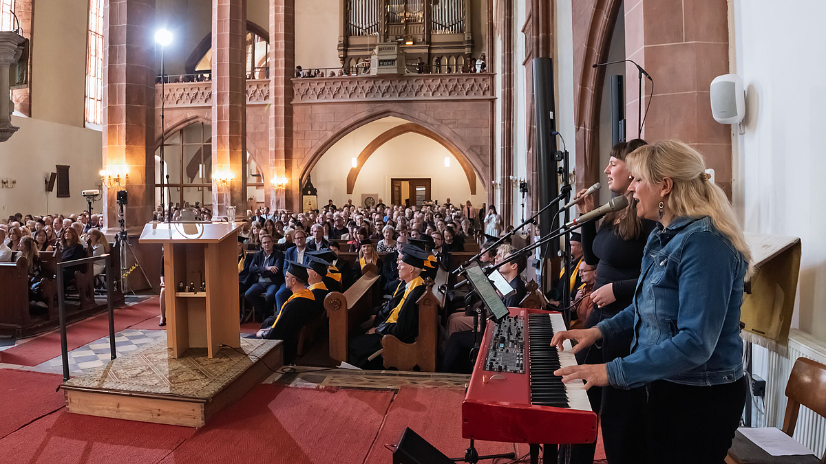 Blick ins Kirchenschiff mit den beiden Musikerinnen am rechten Bildrand