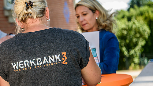 „Hier entsteht Zukunft“ – hier in Mittweida, wo das Miteinander vieler Partner funktioniert. Startup-Hub, Inkubator, Co-Working-Space, Workshops und Seminare zu Coding, Robotik, künstlicher Intelligenz und Blockchain: Das Portfolio des Werkbank32 genannten Innovationszentrums ist ungewöhnlich für eine Kleinstadt. Aber Mittweida ist auch Hochschulstadt, und die Hochschule ist Partnerin der Werkbank32 der ersten Stunde. Das Projekt zeigt, was möglich werden kann, wenn Hochschule, Wirtschaft, Stadt und weitere Partner auf lokaler und regionaler Ebene zusammenarbeiten.