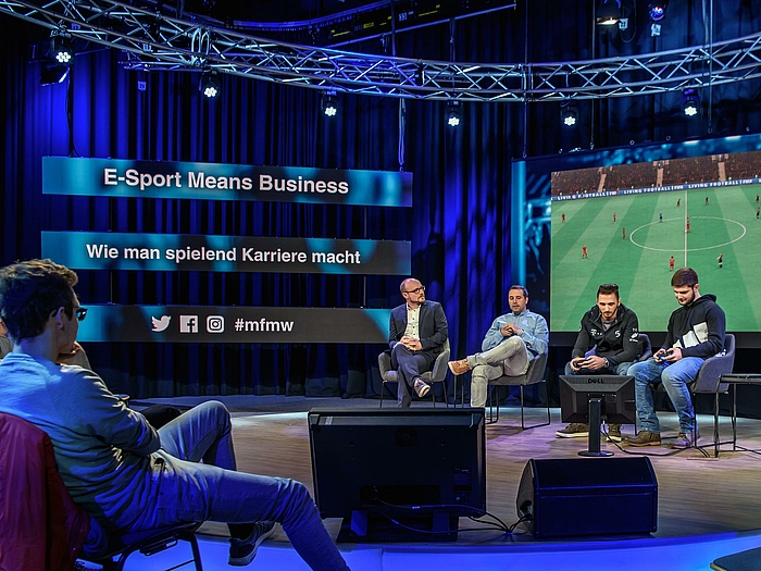 eSports ist ein Zukunftsmarkt. Einigkeit herrscht darüber bei Prof. Alexander Marbach von der Hochschule, Mirza Jahic, Vizemeister in der deutschen FIFA-Liga, Alexander Müller, Geschäftsführer von SK Gaming, und Tobi, leidenschaftlicher Gamer und Student an der Hochschule (v.l.) - hier beim Medienforum Mittweida 2018.