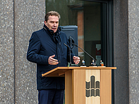 Oberbürgermeister Ralf Schreiber heißt die neuen Studierenden herzlich willkommen in der Hochschulstadt und meldet sogleich Eigenbedarf für die Zeit nach dem Studium an: „Wir suchen händeringend Sozialpädagoginnen und -pädagogen!“ 