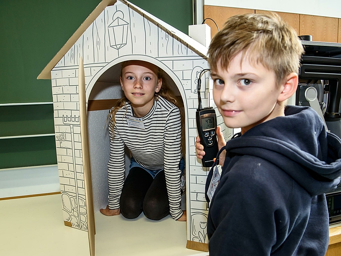 Elias' Messung ist eindeutig: Anna-Lena hat mit ihrer eigenen Körperwärme die Temperatur im Haus erhöht. Aber die Methode taugt dennoch nicht für das Heizen unserer Häuser.