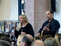 Nach &quot;Gaudeamus igitur&quot; am Anfang zum Schluss &quot;Run On For A Long Time&quot; mit dem Duo Janna aus Erfurt. 