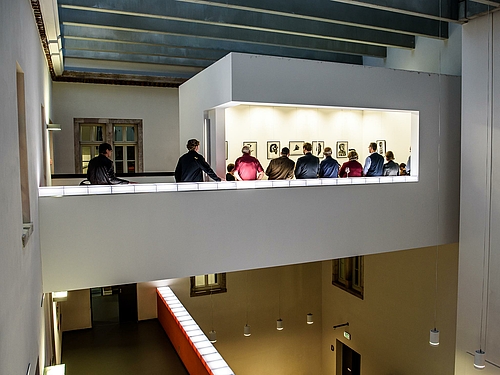 Liebevoll "Schwalbennest" genannt und kleiner, feiner Ort für Kunst im Carl-Georg-Weitzel-Bau der Hochschule Mittweida. Aktuell für Grafiken und Zeichnungen von Linh Hong Ngyuen.