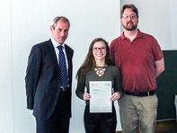 Die erfolgreiche Teilnahme an der Field School belohnen Prof. Frank Weidermann aus Mittweida und Prof. Martin Anselm aus Rochester mit Credits und einem Zertifikat - hier im Bild bekommt es Rachel Moller vom RIT