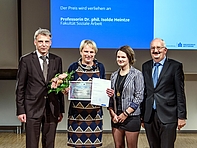 Prof. Isolde Heintze (2.v.l.) – geehrt für exzellente Lehre. Hier mit Prorektor Volker Tolkmitt, Laudatorin Frederike Bremer und Rektor Ludwig Hilmer.