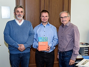 Drei Autoren und ihr neues Buch: Hans Georg Hoyer, Uwe Mahn und Andreas Hirsch (v.l.)