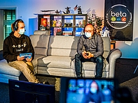 Rückblick auf ein Jahr Arbeit: Prof. Alexander Marbach (r.)  mit Moderator Alex Prezewowsky live bei der „beta 2021“ aus dem Esports-Science-Lab der Hochschule Mittweida 