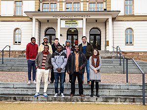 Doktoranden aus Kamerun, Ghana und dem Iran mit ihren Professoren Gideon Ngwa und Kristan Schneider (3.v.l. hinten) sowie Dr. Julia Köhler, Referentin Internationalisierung der Hochschule Mittweida.