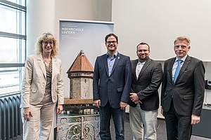 Viviane Trachsel (Hochschule Luzern) zusammen mit Prof. Dr. Marc Ritter, Christian Roschke und Prof. Dr. Volker Tolkmitt