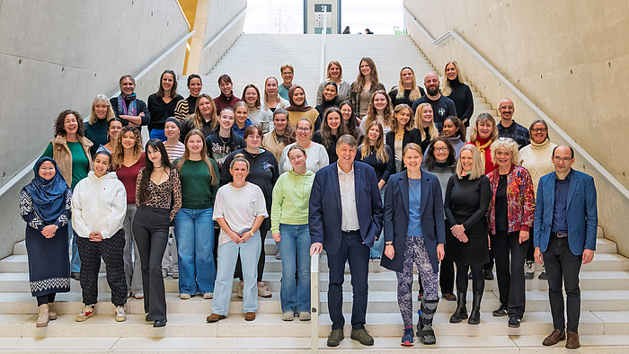 „Crossing Borders“ in Mittweida: Europäische Begegnung von Studierenden und Lehrenden der Sozialen Arbeit nach gemeinsamer Online-Phase. Gruppenfoto mit rund 50 Personen auf großer Treppe.