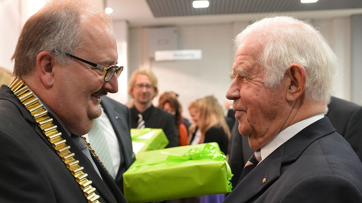 Kurt Biedenkopf gratuliert dem durch seine Amtskette erkennbaren Rektor der Hochschule Mittweida, Ludwig Hilmer.