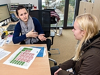 Medien kleine Zahl: Isabell (r.) hat ihren Bachelor in München gemacht und interessiert sich bei Dr. Verena Jahn für den Mittweidaer Masterstudiengang &quot;Information and Communication Studies&quot;. 