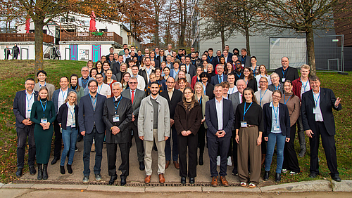 Gruppenfoto im Freien auf einer ansteigenden Fläche.