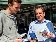 Wird vielleicht auch einmal ein Ingenieur aus Mittweida: Hannes aus Dresden (l.) erkundigt sich jedenfalls schon einmal bei Prof. Michael Kuhl nach dem neuen Studiengang &quot;Elektrotechnik - Automation&quot;.