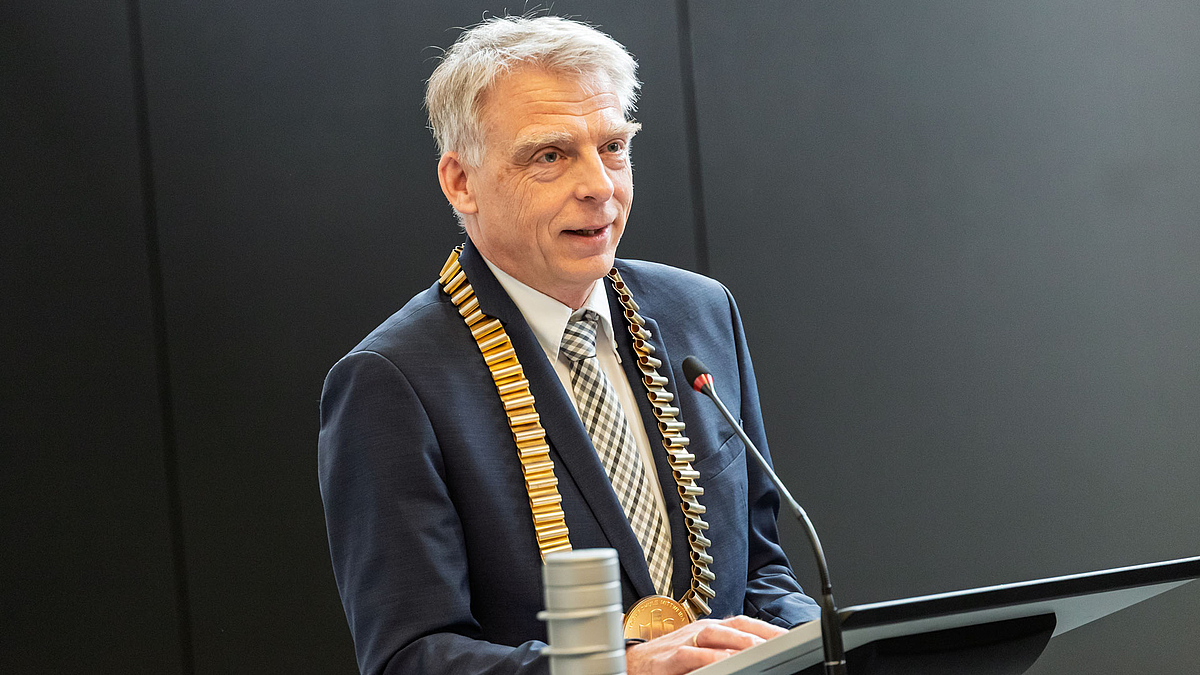 Männliche Person am Rednerpult