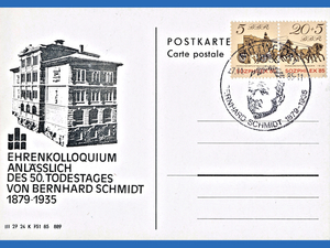 Postkarte und Sonderstempel anlässlich des 50. Todestages von Berhard Schmidt aus dem Jahr 1985. Hochschularchiv Mittweida, Nachlass N 004.