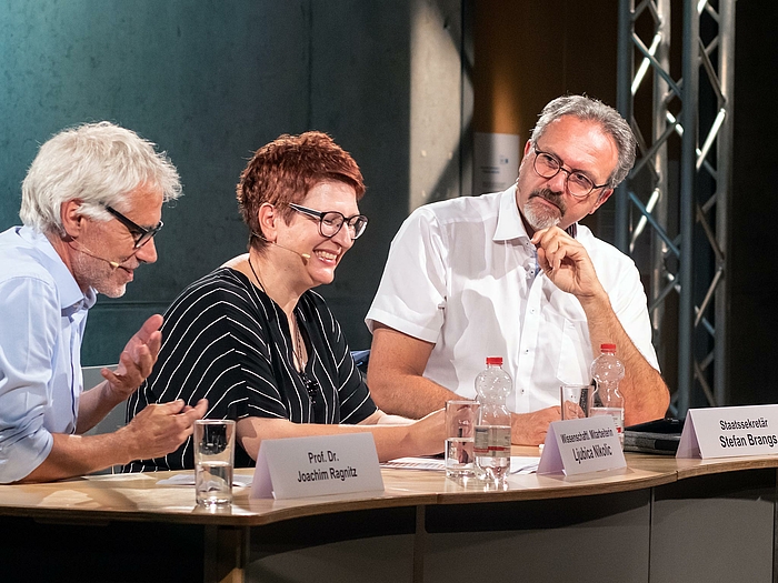 Diskutieren beim Dialog Kontrovers über digitale Lösungen für das Leben auf dem Land: Joachim Ragnitz, Ljubica Nikolic und Stefan Brangs.