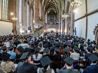 Gesellschaft mit Hut - und Blick auf ihre Angehörigen.