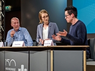 Enagagiert diskutieren Wilfried Karl (l.) und Dennis-Kenji Kipker (r.). Engagiert moderiert Claudia Hösel.