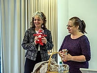 in „Sorgenfresser“ von Referentin Bettina Markones (rechts) für die Institutsambulanz-Leiterin und SIMKI-Vorstandsvorsitzende Annette Biskupek.