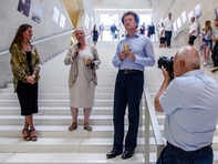 Bildentstehung während der Vernissage – hier im Blick von Fotograf Dietmar Träupmann: María Herrero Durán, studentische Projektleiterin, Dr. Tamara Huhle, Professorin für visuelle Kommunikation, und Diplom-Designer Norbert Rasch, betreuender Dozent (v.l.).