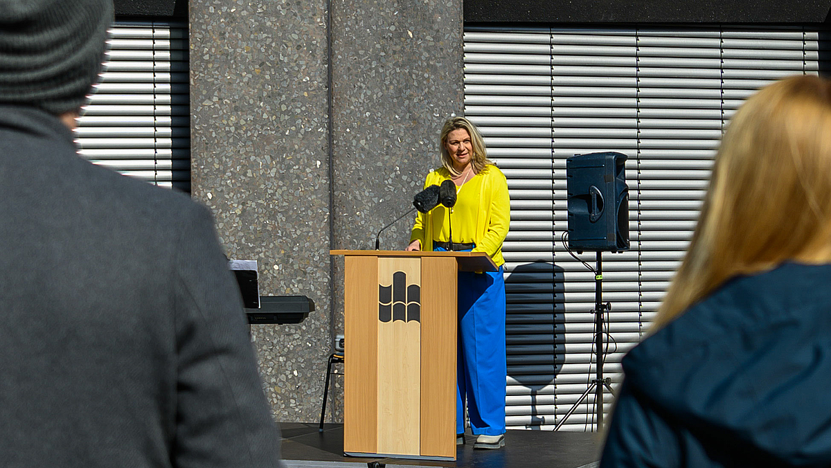 Zwei Statements zum Studienstart: Professorin Patricia Kröber, Studiendekanin an der Fakultät Soziale Arbeit, moderiert die Immatrikulationsfeier: „Machen Sie sich das Gebäude in Ihrem Studium zu eigen. Seien Sie neugierig und kritisch.“