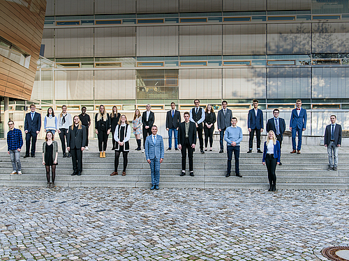 Die Deutschlandstipendiatinnen und -stipendiaten der Hochschule Mittweida vor ihrem Auftaktworkshop mit Business-Knigge-Coach Tilo Kühl-Schimmel (Bildmitte). Die Deutschlandstipendiatinnen und -stipendiaten der Hochschule Mittweida vor ihrem Auftaktworkshop mit Business-Knigge-Coach Tilo Kühl-Schimmel (Bildmitte).