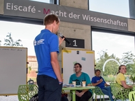 Prof. Röbbe Wünschiers und Prof. Gudrun Ehlert diskutieren im Eiscafé &quot;Macht der Wissenschaften&quot; fachübergreifend über Gentechnik.