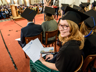 Mit Hut und Urkunde: Lisa hat ihren Bachelor im Studiengang Biotechnologie. Sie macht jetzt in Mittweida weiter mit dem Master.