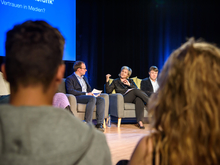 Prof. Dr. Janis Brinkmann (l.) im Gespräch mit Karola Wille, Intendantin des MDR, und Prof. Dr. Christoph Meyer bei der 25. IWKM in Mittweida.