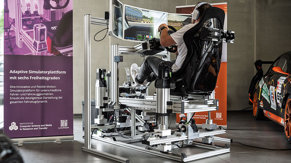 Simulation in sechs Freiheitsgraden: Die im Projekt entwickelte neue 6-DOF-Simulatorplattform. (Foto: Helmut Hammer) Blick von hinten auf eine Simulationsplattform und ihre Unterkonstruktion aus Streben und Aktuatoren.