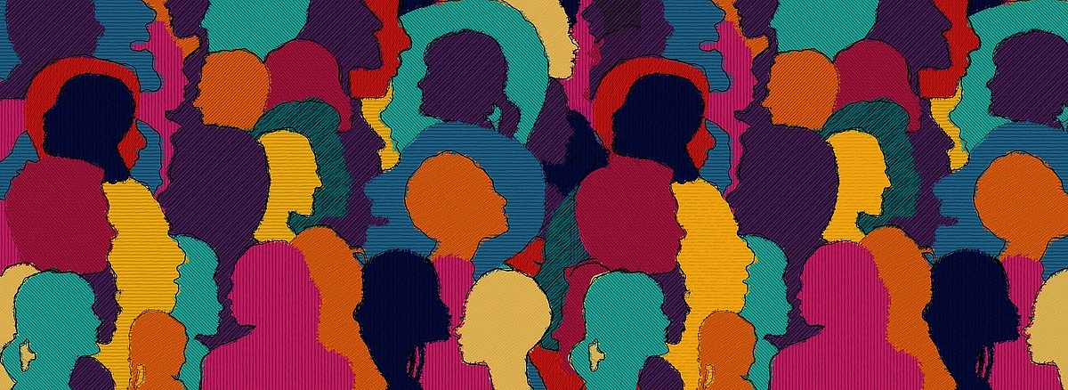 Diversity - Menschengruppe Ein Gruppe von Menschen, deren individuelle Silhouetten in den Farben grün, rot, gelb, orange, pink, dunkelblau und lila erscheinen.