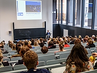 Medien große Zahl – so voll wird es im Studium aber selten: &quot;Medienmanagement&quot; gehört nach wie vor zu den am meisten nachgefragten Studiengängen in Mittweida. Professor Janis Brinkmann stellt ihn vor.