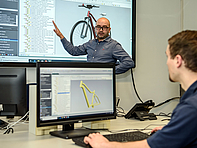 Prof. René Ufer erläutert die Produktstruktur eines E-Bikes im PLM-System &quot;Siemens Teamcenter&quot;.